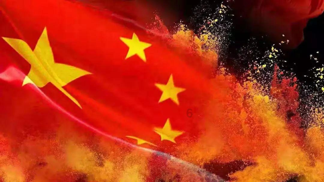 记者进入云南滑坡中心区域:夜色中大型机械作业 搜救犬、生命探测仪投入救援