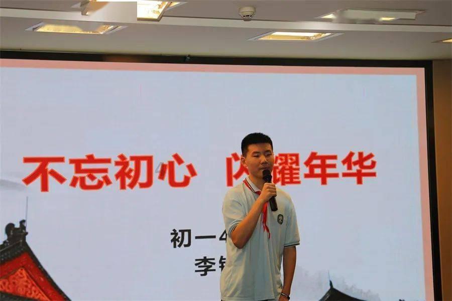 藿香正气冰美式走红，网友直呼“好上头”！是有效解暑？还是刺激肠胃？游戏画面