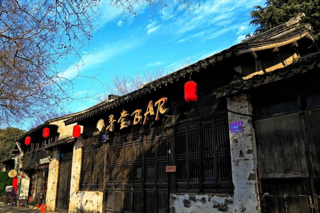 论性感和美貌，她堪比钟楚红，和成龙李连杰组CP尤为吸睛