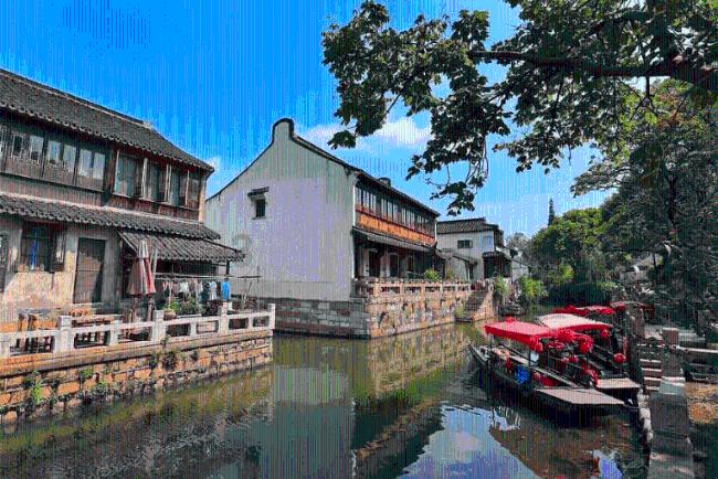 如何解决擦玻璃时因水痕而越擦越脏的问题？游戏画面