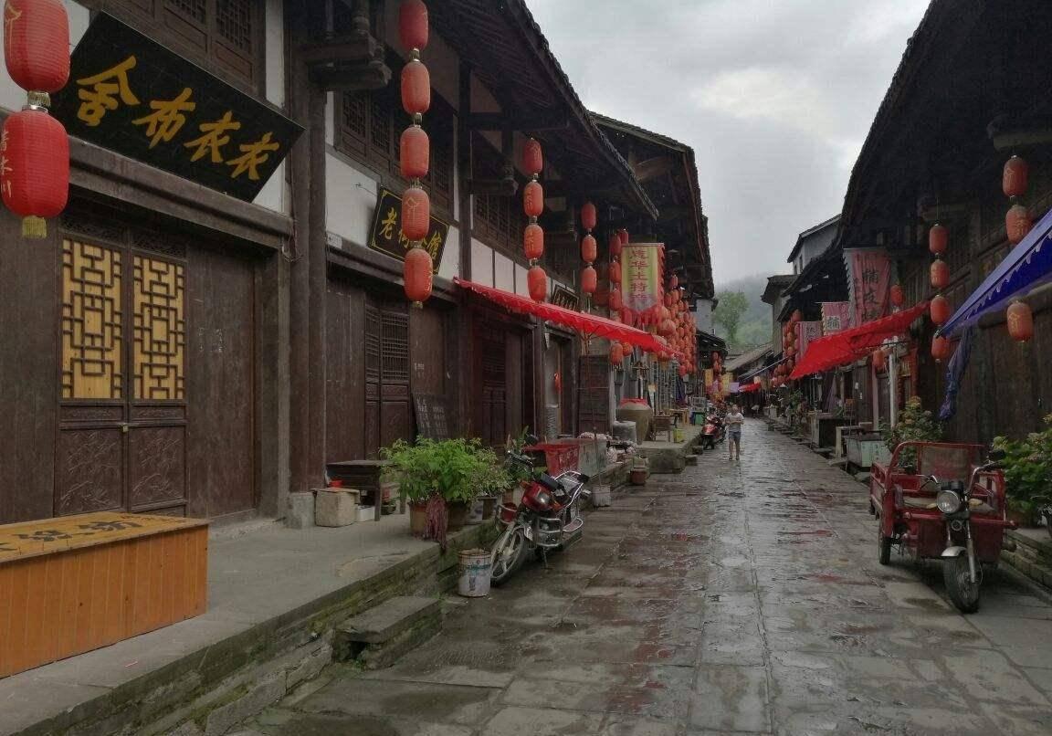 逃离废弃高校